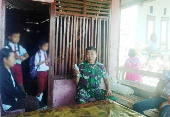 Babinsa Madidir Unet Serda Meidi Lahope saat melakukan mediasi perkara antara ibu dan anak