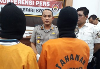 Kapolres Kota Kediri AKBP Miko Indrayana saat ekspos tersangka