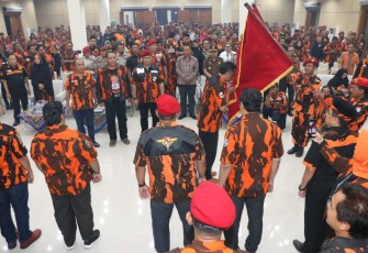 Ketua PAC se-Kota Tegal dan Badan-Badan Serta KOTI Mahatidana Pemuda Pancasila MPC Kota Tegal satu persatu mencium sang saka merah putih dan pataka Pemuda Pancasila Kota Tegal usai dilantik oleh Ketua Majelis Pimpinan Wilayah (MPW) Pemuda Pancasila Jawa Tengah