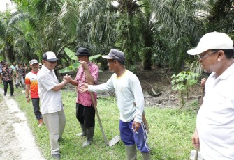 Aksi gotong royong memperbaiki ruas jalan penghubung Desa Lubuk Banjar menuju Desa Lubuk Palas dan Jln Perjuangan Lk. I kelurahan Binjai Serbangan Kecamatan Air Joman