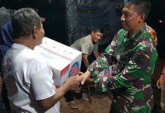 Dandim 0505/Jakarta Timur Berikan Bantuan Sembako ke Warga Korban Banjir