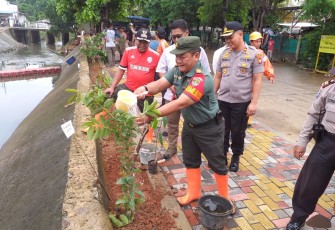 Muspika Cakung Tanam Pohon di Bantaran Kali 