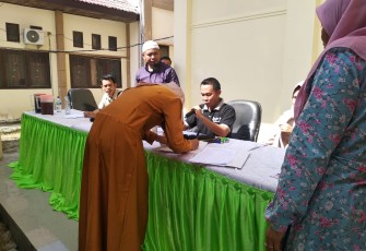 Para peserta CPNS Aceh Singkil secara bergiliran antre mendaftar mengikuti simulasi yang dilaksanakan BKPSDM digedung Dinkes setempat.