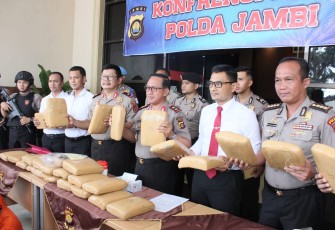 Polda Jambi saat ekspos Barang Bukti dan tersangka
