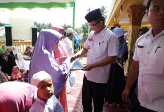 Mewakili Bupati Asisten Perekonomian dan Pembangunan Drs Bambang Hadi Suprapto memberikan sertifikat ke warga