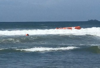 Tim pencarian saat menyisir mencari korban tenggelam dan perahu karet sempat terbalik akibat melawan derasnya ombak