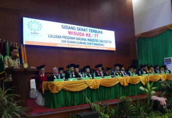 Staf khusus Presiden Republik Indonesia Aminuddin Ma'ruf sedang menyampaikan orasi ilmiah pada Wisuda ke-77 di gedung Anwar Musaddad Jl. A. H. Nasution No 105 Cipadung Cibiru Kota Bandung