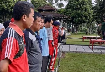 Sekda Lambar saat memimpin apel pagi