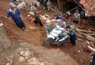 Proses evakuasi barang-barang berharga milik warga