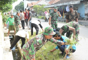 Desa Dukuhwringin Ganteng TNI Bersihkan Saluran Air