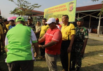 Muspika Kecamatan Samalanga Kabupaten Bireuen Mulyadi S H Diikuti Kapolsek AKP Bahrun Bersama DanRamil 02 Kapten Infantri M Gade terlihat Menyatu Erat Ketika Wakil Bupati Dr H Muzakkar A Gani S H  M. Si (Membelakangi Lensa) Menyerahkan Bibit Pohon Secara Simbolis Untuk Dibawa dan Ditanam di Lahan Kawasan Tugas Mereka. Penyerahan Tersebut Berlangsung Seusai Mengawali Melakukan Penanaman Bagian Dari Total Bibitnya Sebanyak 2020 Pohon di Komplek Gedung SKB