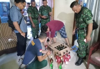 Tim gabungan kodim 1310 Bitung dan bea cukai Bitung Amankan miras ilegal