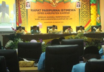 Ketua DPRD Kabupaten Kampar Muhammad Faisal ST didampingi Wakil Ketua DPRD Kabupaten Kampar Toni Hidayat Repol dan Fahmil SE memimpin jalannya Rapat Paripurna Istimewa dengan Agenda Memperingati Hari Jadi Kabupaten Kampar yang ke-70 Tahun 2020 Kamis (06/02/2020) di ruang rapat paripurna DPRD Kampar.