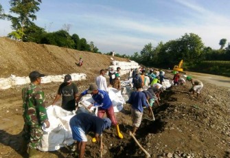 Ratusan Orang di Ketanggungan Brebes Bantu Kuatkan Tanggul Sungai Babakan Dengan Jumbo Bag