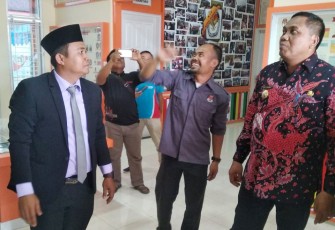 Bupati Aceh Singkil Dulmusrid (Kanan) saat meninjau Rumah Pintar Pemilu (RPP) Syekh Abdurrauf As Singkily bersama Ketua KIP Edi Sugianto (Kiri).