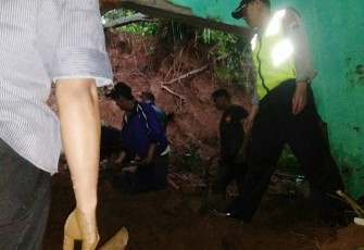 Pasca evakuasi material longsor oleh petugas kepolisian dan warga setempat