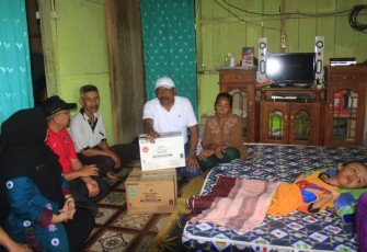 Bupati Mian Saat Menjenguk Antonio Penderita Hidrosefalus
