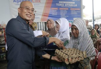 Bupati Bengkulu Selatan Gusnan Mulyadi Salurkan Bantuan Pangan Non Tunai di Kecamatan Air Nipis 