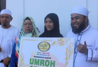Wali Kota Bengkulu Helmi Hasan dan Wakil Wali Kota Bengkulu Dedy Wahyudi Bersama Pemenang Undian Umrah Gratis Dalam Jalan Santai Hidayah 