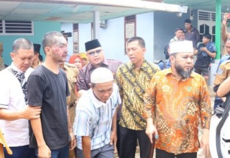 Wali Kota Bengkulu Helmi Hasan Saat Mengunjungi Warganya 