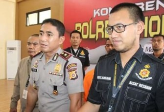 Waka Polres Kompol Ahzan didampingi Kasat Reskrim AKP Indra T Herlambang saat konferensi pers di Mapolres Lhokseumawe
