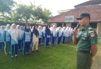 Babinsa Cawas Latih PBB Serta Wasbang di SMK Muhammadiyah Cawas  