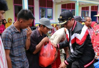 Bupati Lampung Barat H Parosil Mabsus Menyerahkan Bantuan 