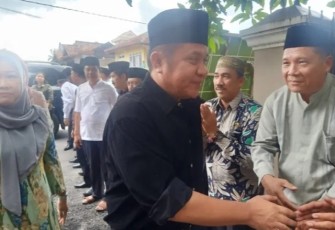 Gubernur Sumatera Selatan H.Herman Deru saat melayat ke rumah duka