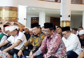 Menko Polhulam Mahfud MD saat hadir dalam dzikir dan doa bersama di Masjid Agung Natuna Provinsi Kepulauan Riau