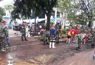 Dandim 1310 dan Kapolres Bitung Pimpin Karya Bhakti Pembersihan Jalan Pasca Hujan Deras 