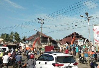 Excavator Robohkan Bangunan Pasar Inpres Geudong