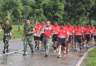 Dandim 0510/Trs Pimpin Jalan Sehat 5 Km dan Senam Body Combat