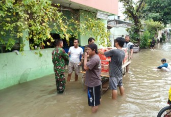 Babinsa Kayu Ringin Jaya Bantu Salurkan Bantuan Sembako Untuk Korban Banjir