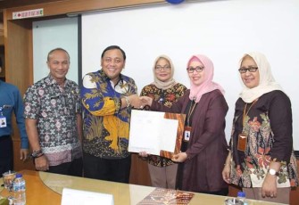 Wali Kota Tegal Terima Hibah Satu Mobil Ambulance PT Taspen