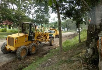 Alat berat diturunkan guna menambal jalan berlubang