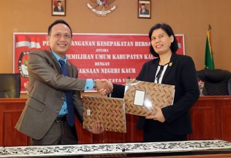 Ketua KPUD Kaur Mexxy Rismanto SE dengan Kepala Kejari Kaur Tati Vain Sitanggang MH