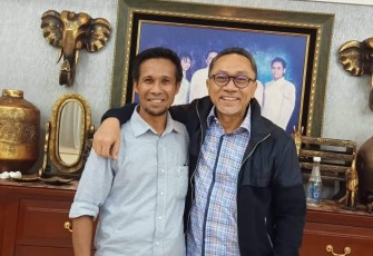Ketua DPD Kabupaten Seram Bagian Barat Hi Abdul Rauf Latulumamina saat bersama Zulkifli Hasan