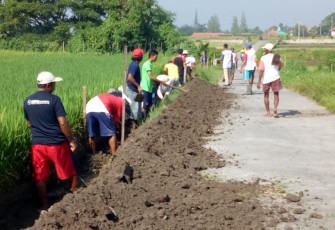Kades Nglinggi Kerahkan Warganya Untuk Bergabung Dengan TNI Buat Talud Desa
