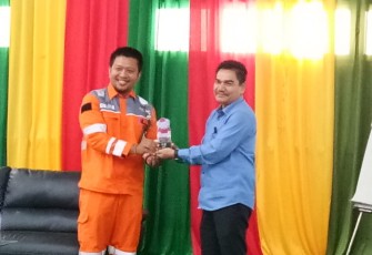 Dr. M.Dahlan Menerima Plakat Dari PT PIM Dalam Acara Pembekalan Mahasiswa HSE Goes To Kampus Yang Diserahkan Usman Abubakar ishak Selaku Supertendent K3LH