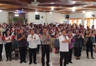 Direktur pertahanan bela negara Kemenhan Brigjen TNI Jubei Levianto S.Sos.M.M menutup acara sosialisasi kesadaran bela negara lingkup pendidikan kota Bitung