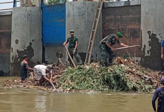 Koramil Cawas Bersama Team BBWS Bersihkan Dam Tukuman