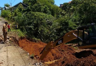Dinas PUPR Kota Bengkulu Perbaiki Jalan Tergerus AIr di Hibrida 13