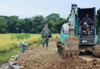 Satu Unit Excavator Kodim Pekalongan Diterjunkan ke Lokasi TMMD Reguler