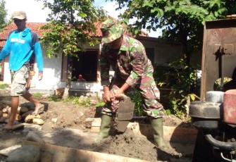 TNI Yang "Ahli" Bikin Adonan Semen Diterjunkan di Pra TMMD