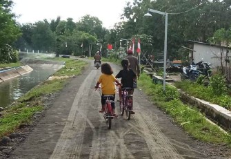 Cerianya Anak-anak Pantirejo di Jalan Yang Selesai Dibangun Satgas TMMD Pekalongan