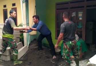 Bapak Alamsyah Ikut Bantu Satgas TMMD Rehab Rumahnya 