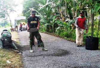 Terus dikebut Pengaspalan Jalan TMMD Reguler di Pantirejo Pekalongan
