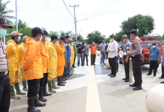 Bupati Pesawaran Tinjau Langsung Kesiapan Petugas Penyemprotan Disinfektan di Kecamatan Gedong Tataan