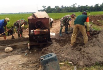 Saat di TMMD TNI Ini Juga mahir Angkat Skop 