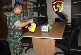 Dandim 0507/Bekasi Bersihkan Ruangan Sendiri